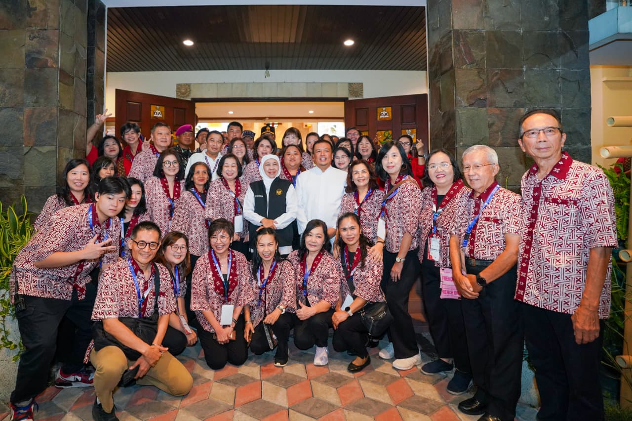 Khofifah Tinjau Gereja Bersama Forkopimda, Pastikan Natal 2025 di Jatim Berlangsung Aman dan Damai