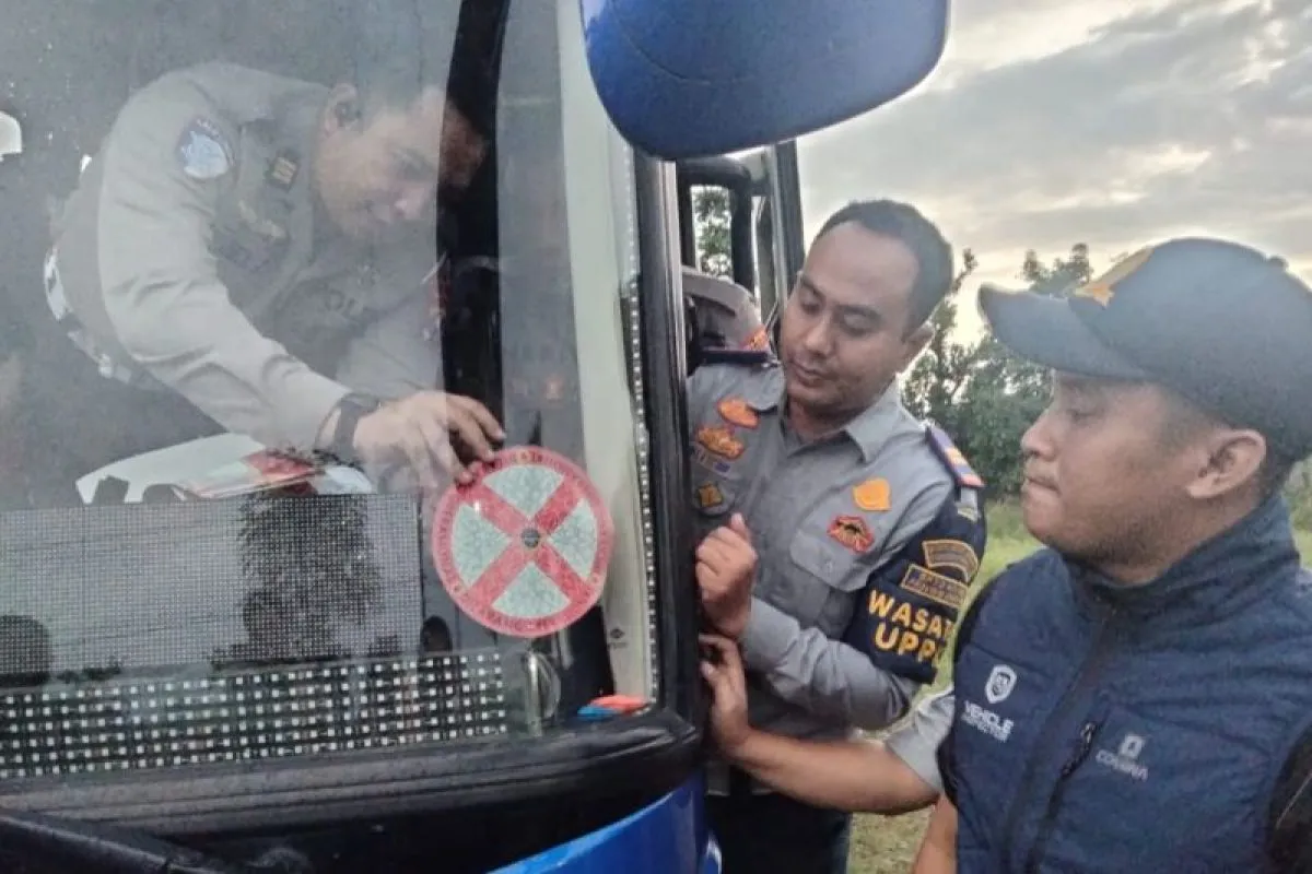 Ditlantas Polda Jatim Periksa Kelaikan Bus Angkutan Nataru
