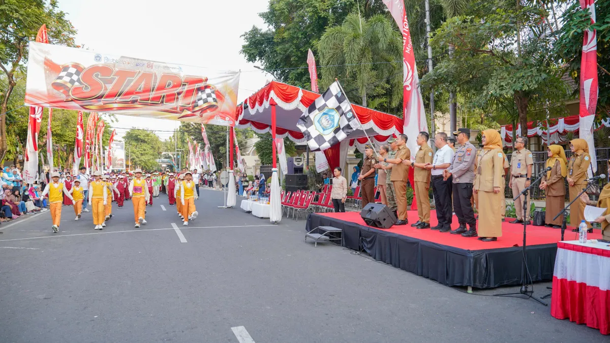 Sebanyak 90 Regu Gerak Jalan SD/MI Semangat Meriahkan HUT ke-81 RI di Lamongan