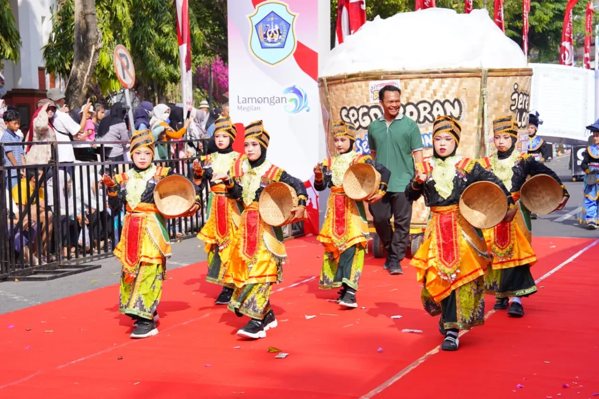 Semarak HUT ke-81 RI, Ratusan Pelajar Lamongan Unjuk Kreativitas di Karnaval Nusantara Megilan