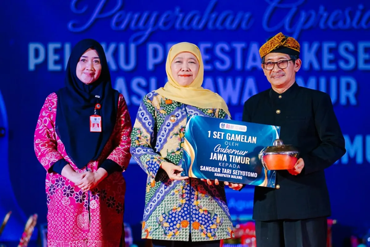 Dorong Regenerasi Seniman, Khofifah Serahkan Bantuan Gamelan dan Uang Pembinaan Sanggar Topeng Malangan