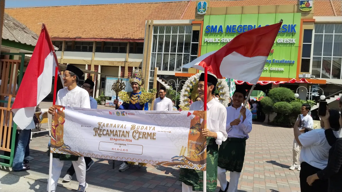 Peringati HUT ke-81 RI dan Harlah, SMAN 1 Gresik Sedot Perhatian Warga Lewat Parade Kesenian Daerah
