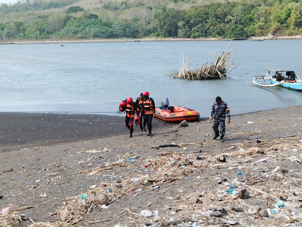 Tiga Nelayan Jember Hilang Diterjang Ombak, SAR Perluas Pencarian hingga 48 Mil Laut