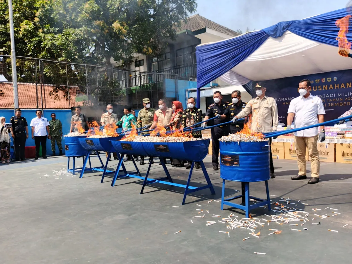 7,4 Juta Rokok Ilegal Dimusnahkan di Jember, Jawa Timur Catat 1.969 Penindakan