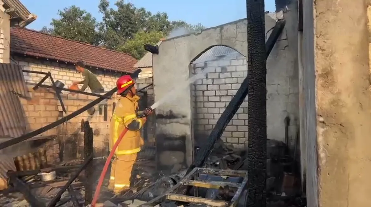 Bensin Tersenggol Kompor, Rumah Warga Wotan Gresik Terbakar