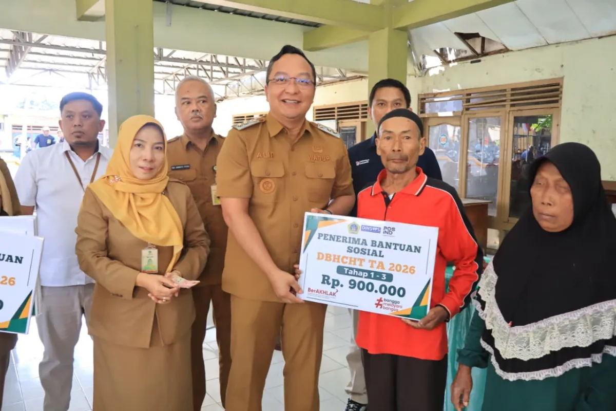 Salurkan Bantuan di Benjeng, Wabup Gresik Minta Warga Sampaikan Keluhan soal Jalan hingga Banjir