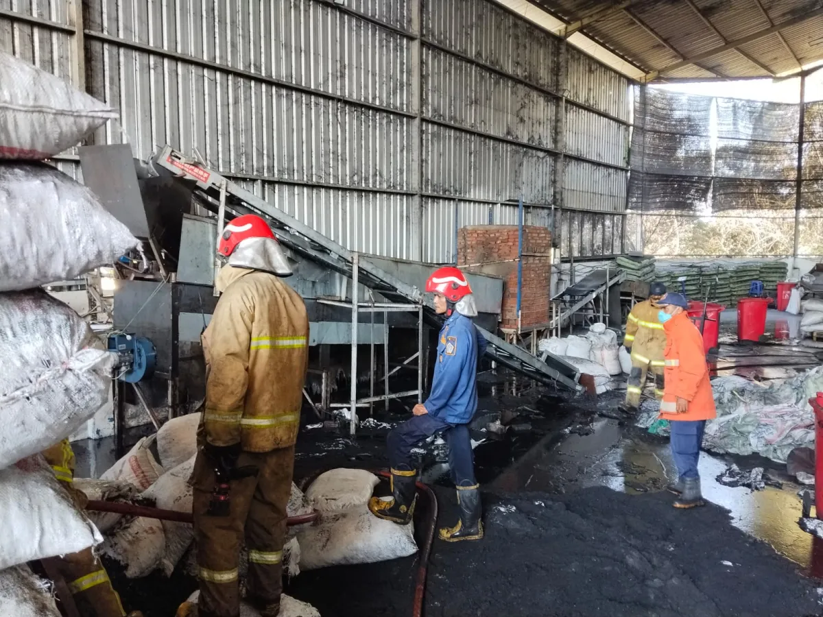 Mesin Tungku Arang di Gudang Kawasan Manyar Gresik Terbakar, Damkar Berhasil Padamkan Api