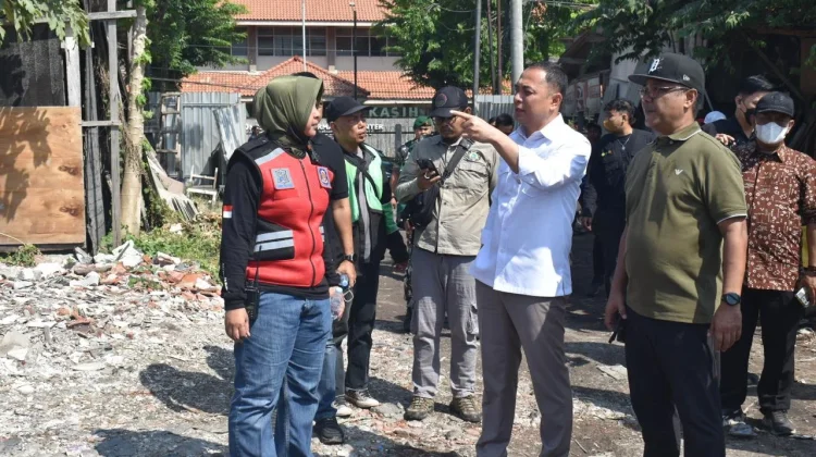 Wali Kota Eri Cahyadi Tegas Tertibkan Pengelolaan Sampah Ilegal di Keputih, Surabaya