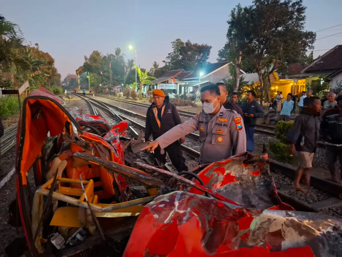 KA Wijaya Kusuma Tertemper Mobil Sedan Merah di Bangsalsari Jember, Perjalanan Tertahan 104 Menit