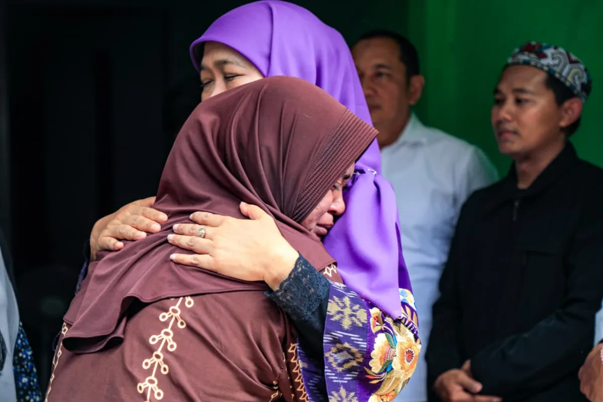 Takziah ke Rumah Korban KM Virgo Transport 8, Gubernur Khofifah Berikan Santunan dan Bantuan Usaha