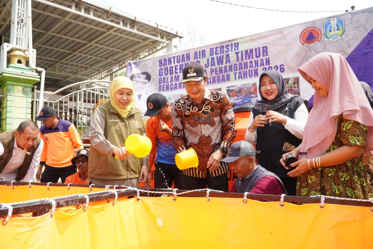 Salurkan 15 Ribu Liter Air Bersih di Dusun Bulu, Gubernur Jatim Ajak Pemkab Lamongan Petakan Sumber Air Permanen