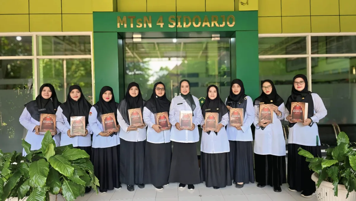 Jejak Literasi Lintas Negara: 10 Guru MTsN 4 Sidoarjo Menembus Kitab Pantun Majelis ASEAN