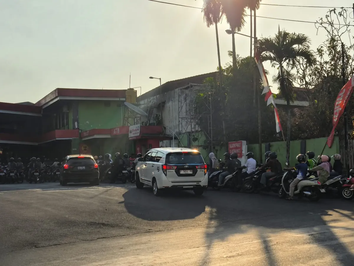 Warga Jember Rela Antre Lama Beli Pertalite, Isu Kenaikan Harga BBM Jadi Sorotan