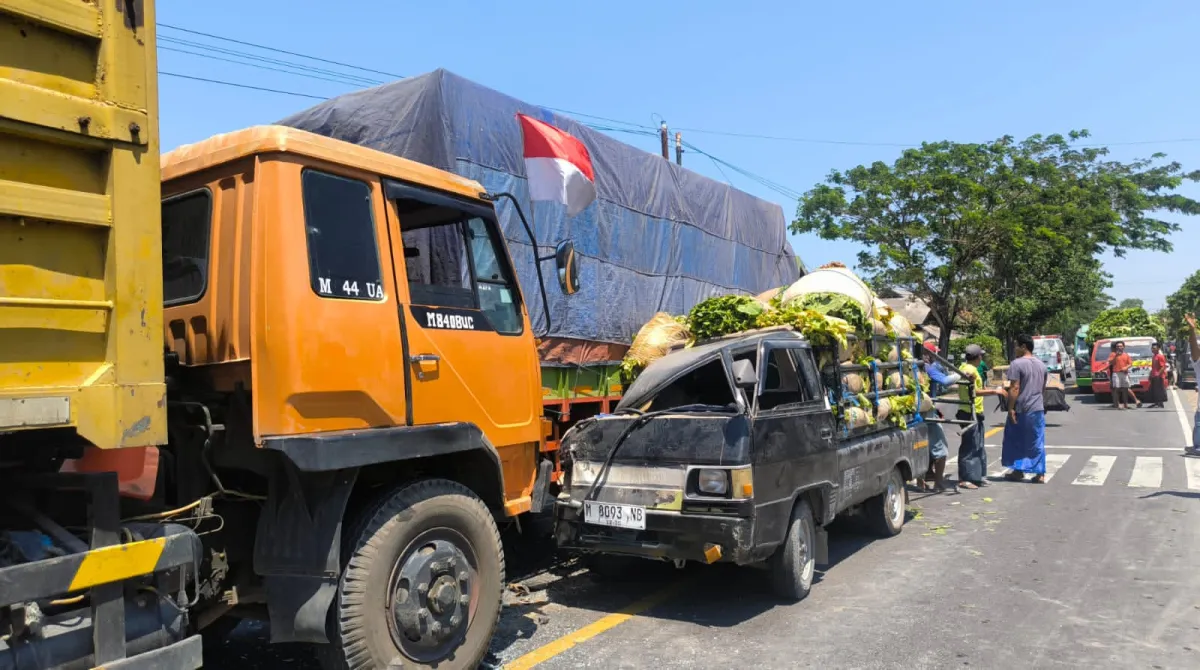 Kecelakaan Beruntun Tiga Kendaraan di Camplong Sampang, Pengemudi Pickup Alami Luka Berat
