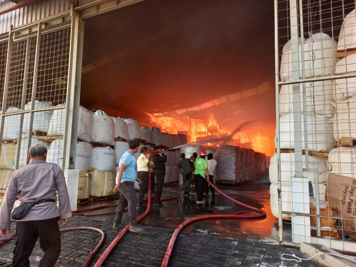 Kebakaran Gudang Bahan Baku Sabun PT Wings Surya di Driyorejo, Api Padam Setelah Lima Jam