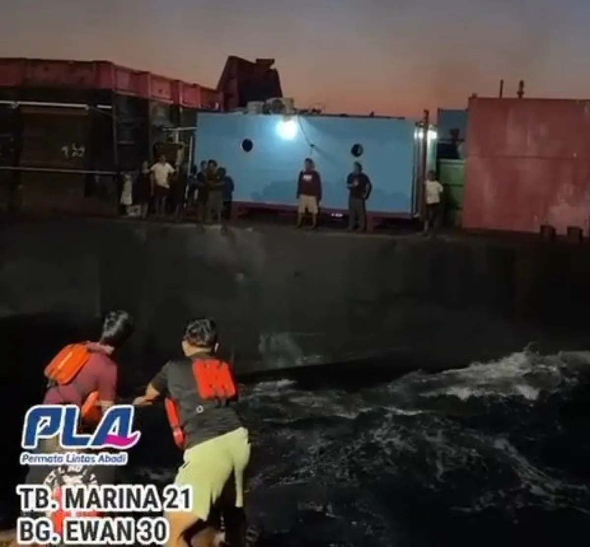Tongkang M80-1301 Ditemukan di Perairan Bawean, 8 ABK Selamat Dievakuasi