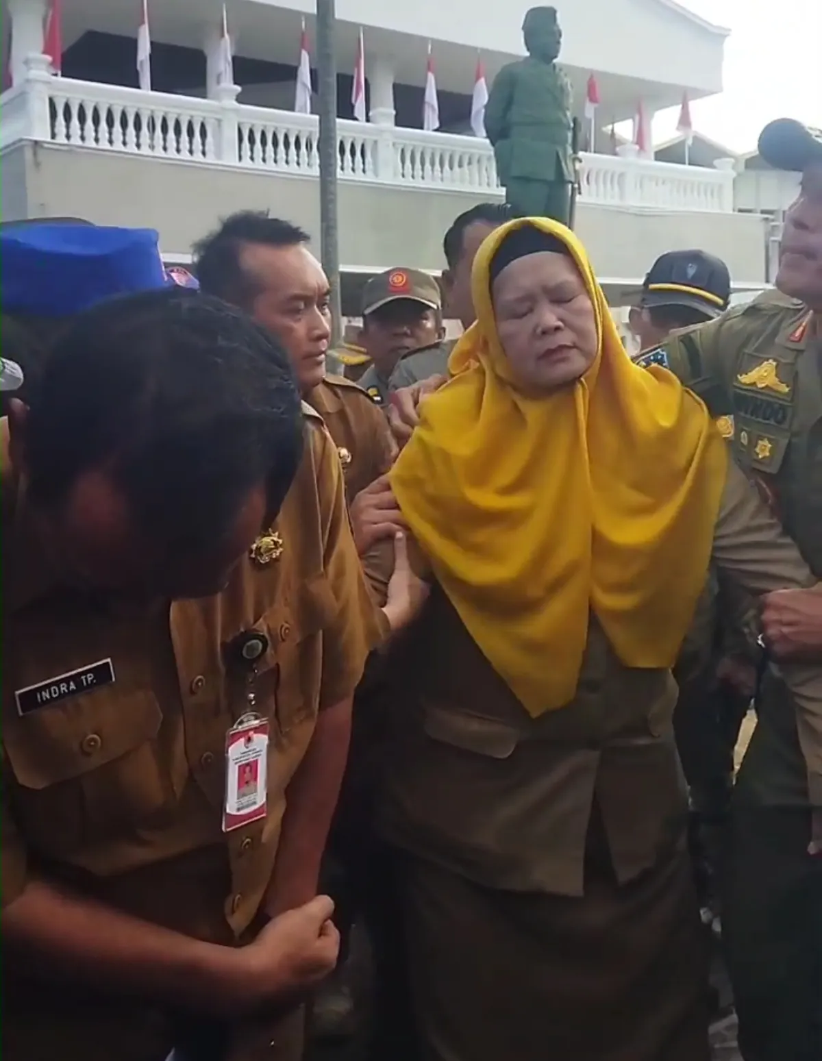Aksi Unjuk Rasa Pasar Tanjung Jember Memanas, Kadiskopumdag Pingsan Saat Dialog dengan Massa