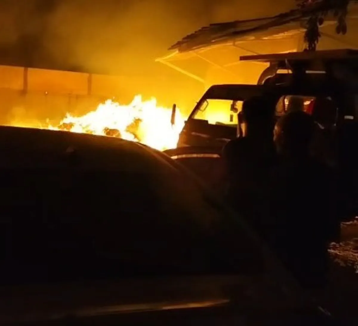 Gudang Rongsokan di Driyorejo Terbakar, Tiga Kendaraan Rusak