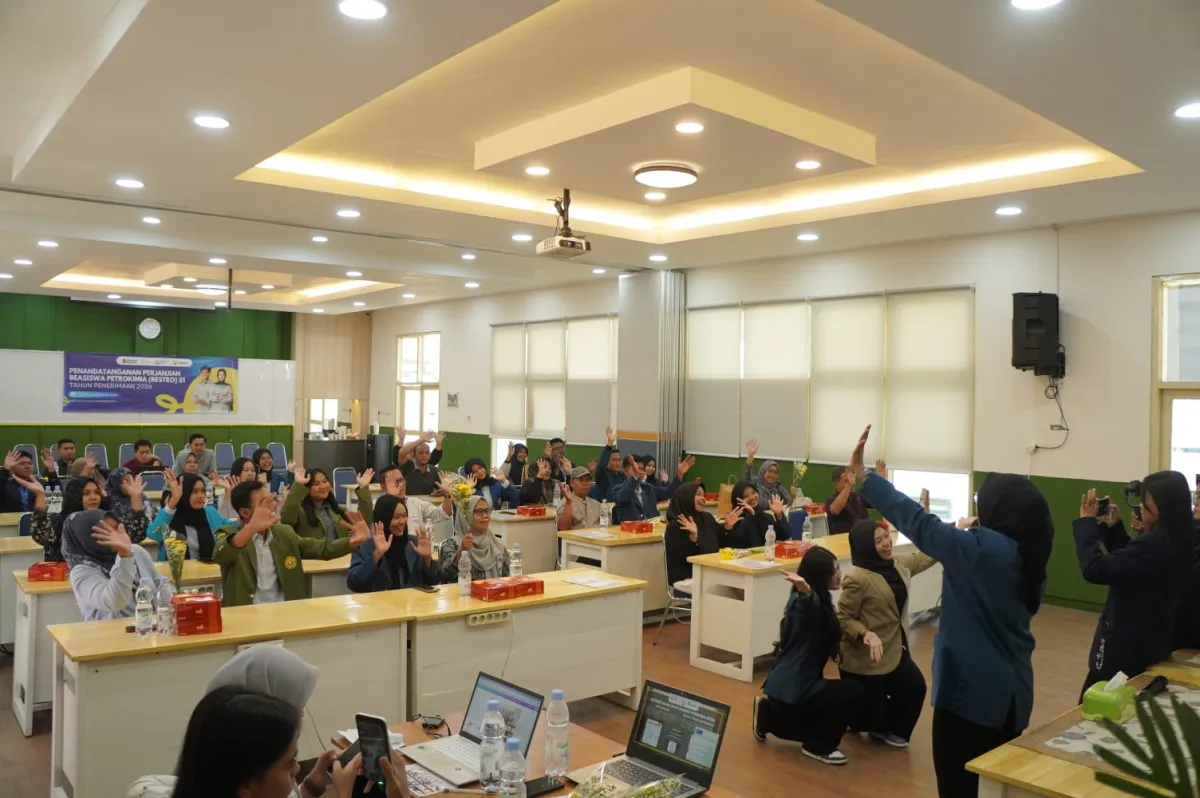 17 Mahasiswa Berprestasi di Gresik Terima Beasiswa BESTRO Petrokimia