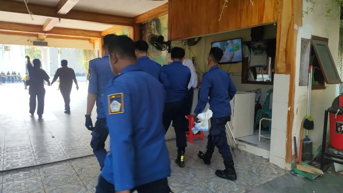 Siswa SMPN 4 Gresik Kaget Lihat Piton Nongkrong di Atas Atap