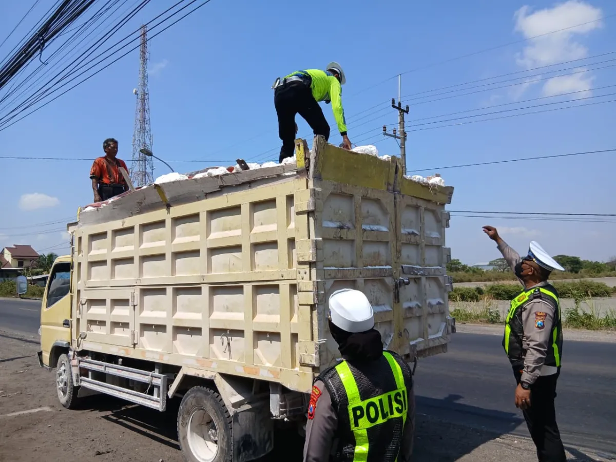 Muatan Truk Tak Ditutup Terpal di Gresik Bisa Bahayakan Pengendara, Polisi Lakukan Penilangan