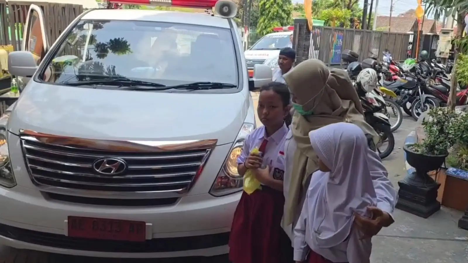 Diduga Keracunan MBG, Puluhan Siswa SDN 02 Kanigoro Madiun Dilarikan ke Puskesmas