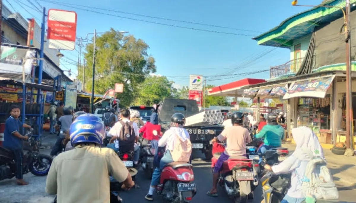 Pertamina Bilang Aman, Faktanya Antrean Pembelian BBM di SPBU Sumenep Kian Masif