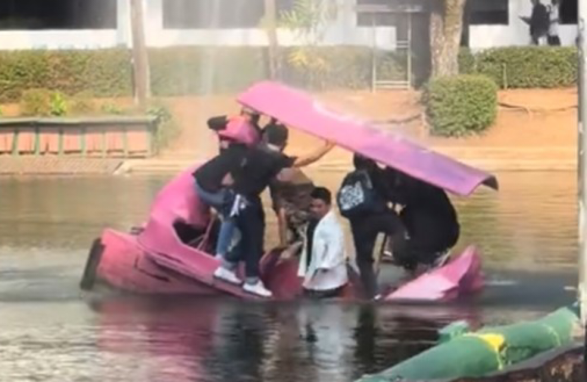 Bukan Syuting Titanic, Perahu Bebek Bermuatan 6 Orang Karam di Telaga Pink UMM