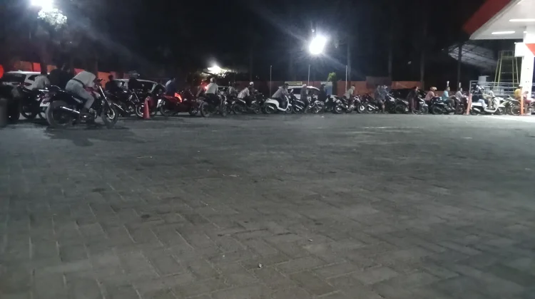 Pertalite Langka di Sampang, Antrean Panjang Terjadi di Sejumlah SPBU