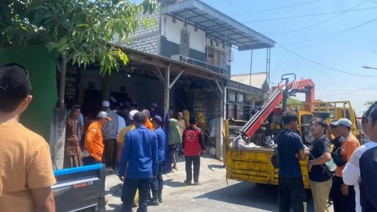 Jenazah 250 Kg Sulit Dipindahkan, Damkar Gresik Kerahkan Crane hingga Pemakaman 5 Jam