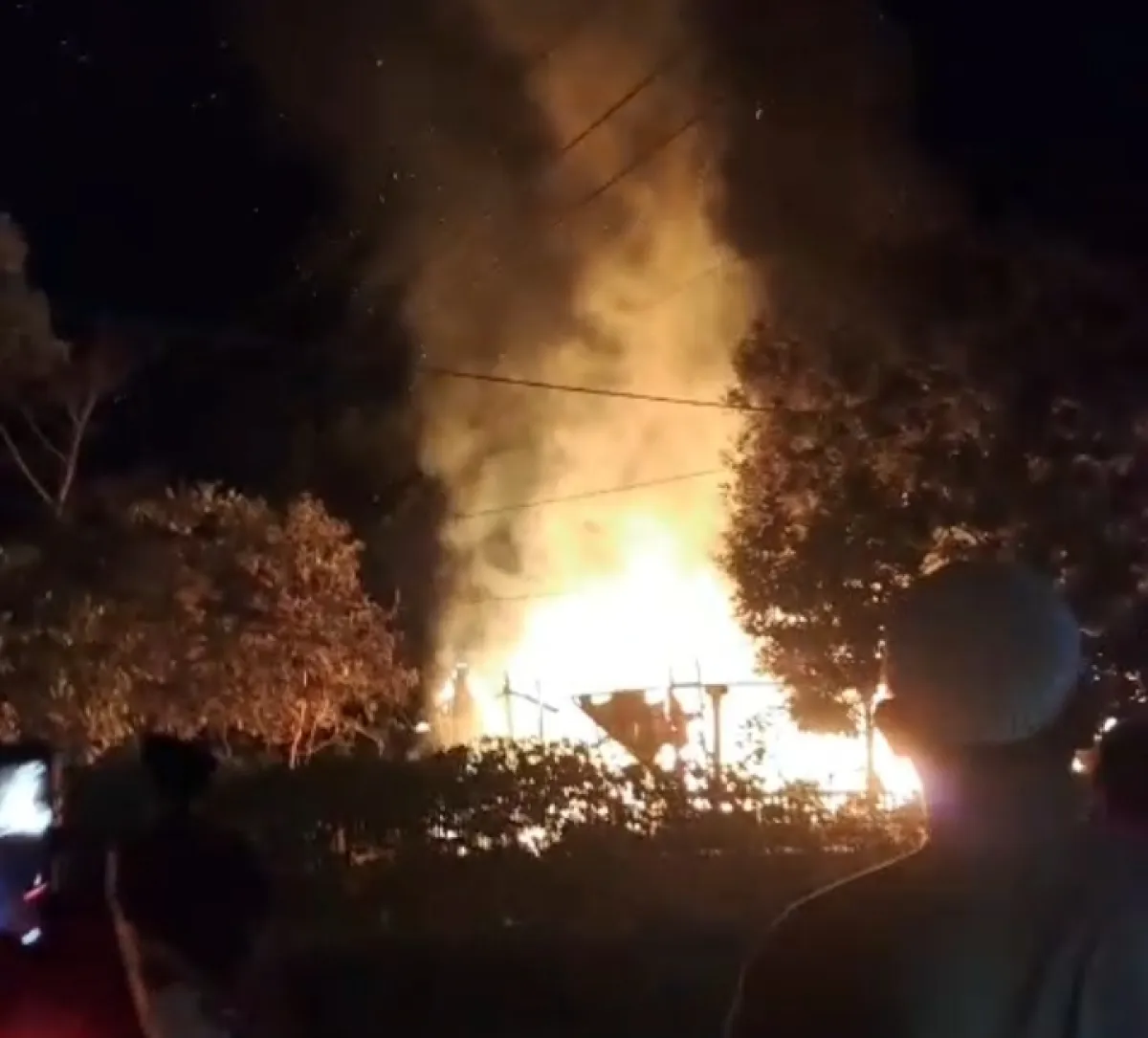 Diduga Alami Gangguan Jiwa, Seorang Anak di Ketapang Sampang Bakar Rumah Ortu Hingga Ludes