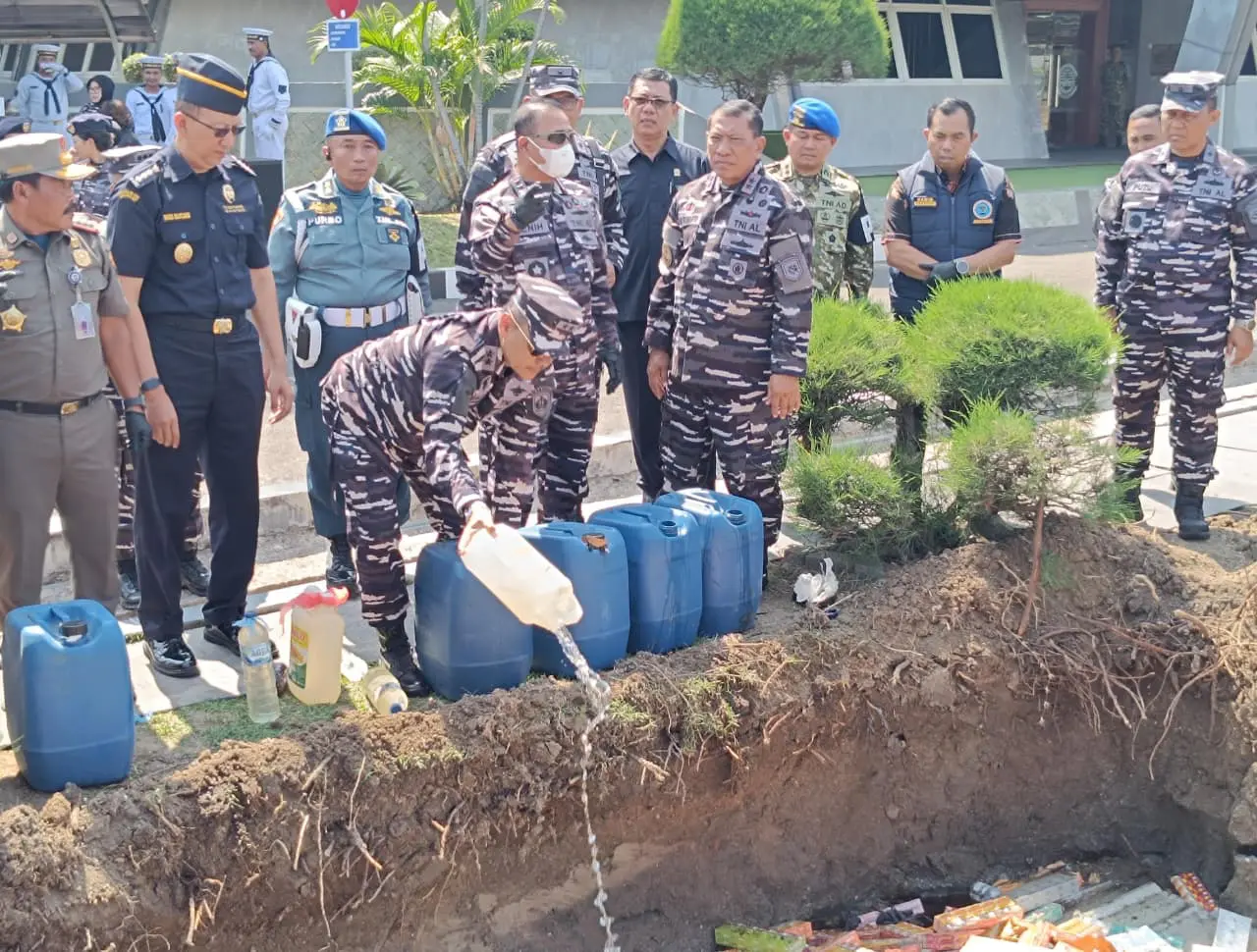 ​TNI AL Gagalkan Penyelundupan 1,42 Juta Batang Rokok Ilegal dan 9 Ton Pupuk Bersubsidi di Bangkalan