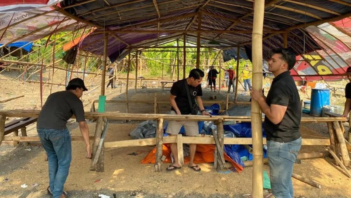 Gagal Tangkap Pejudi, Polisi Bongkar Arena Sabung Ayam di Menganti