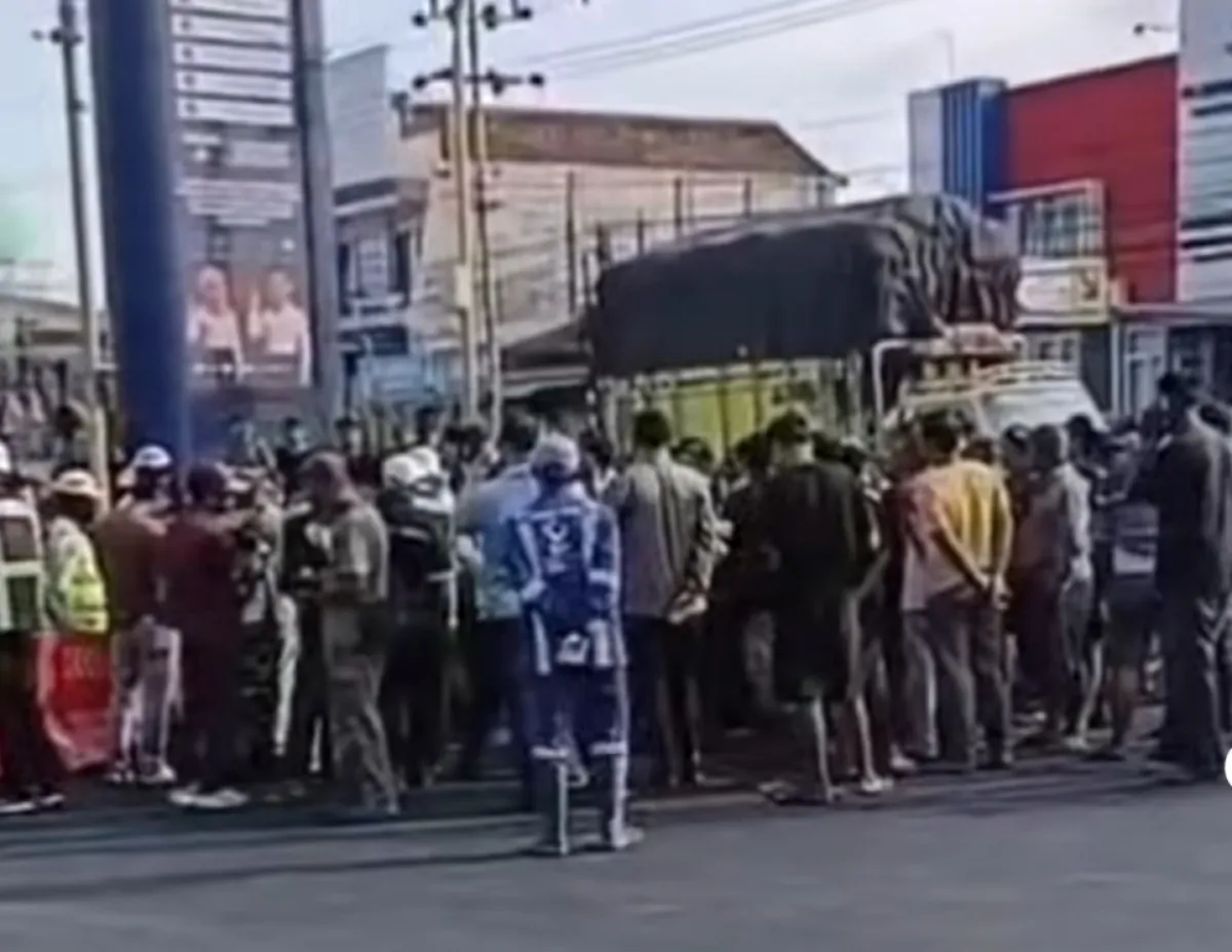 Puluhan Sopir Truk Demo, Akses Pelabuhan Ketapang Banyuwangi Ditutup