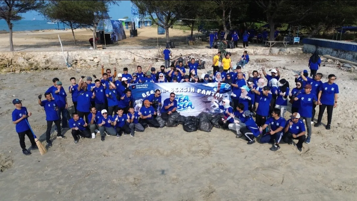 Komitmen Jaga Ekosistem Laut, PT Garam Persero Gelar Bersih Pantai Camplong