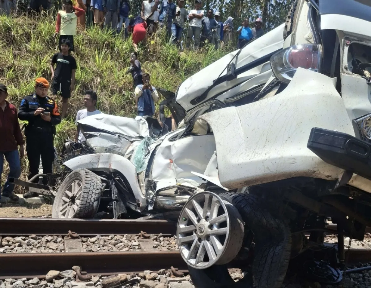 Fortuner Tertemper KA Ijen Ekspres di Jember, Pengemudi Meninggal
