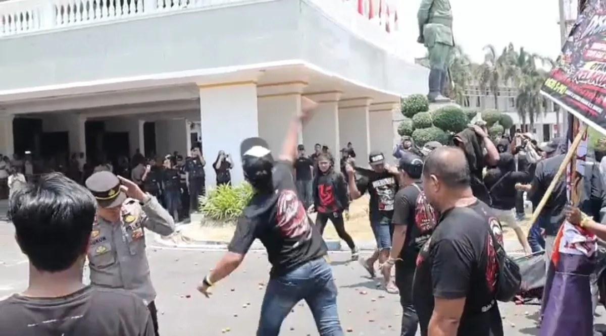 Ratusan Pedagang Pasar Tanjung Jember Lempari Pemkab dengan Sayuran Busuk, Ini Tuntutan Mereka