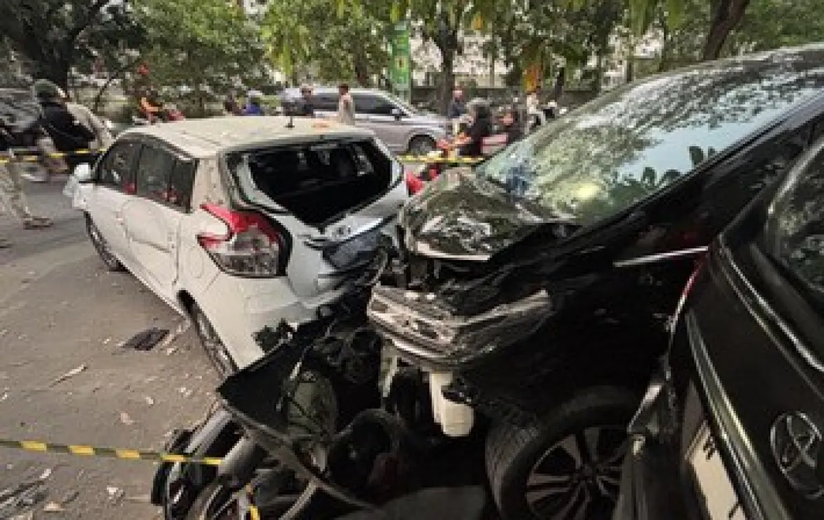 Alphard Tabrak 11 Motor dan 4 Mobil di Menur Pumpungan Surabaya