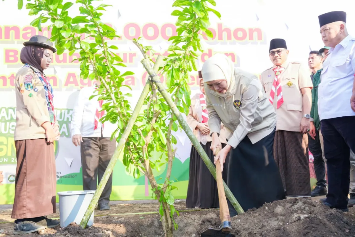 Gelorakan Sedekah Oksigen, Gubernur Khofifah Bersama Ribuan Santri Pramuka PPSN VI Tanam 1.000 Pohon di Malang