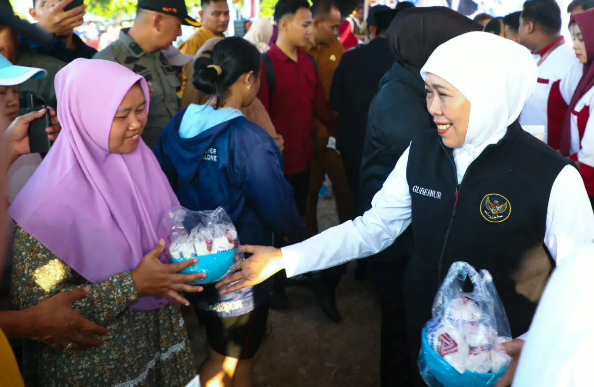 Semarakkan HUT ke-81 Jatim, Gubernur Khofifah Gelar Pasar Murah dan Bagikan Doorprize di Mojokerto dan Blitar