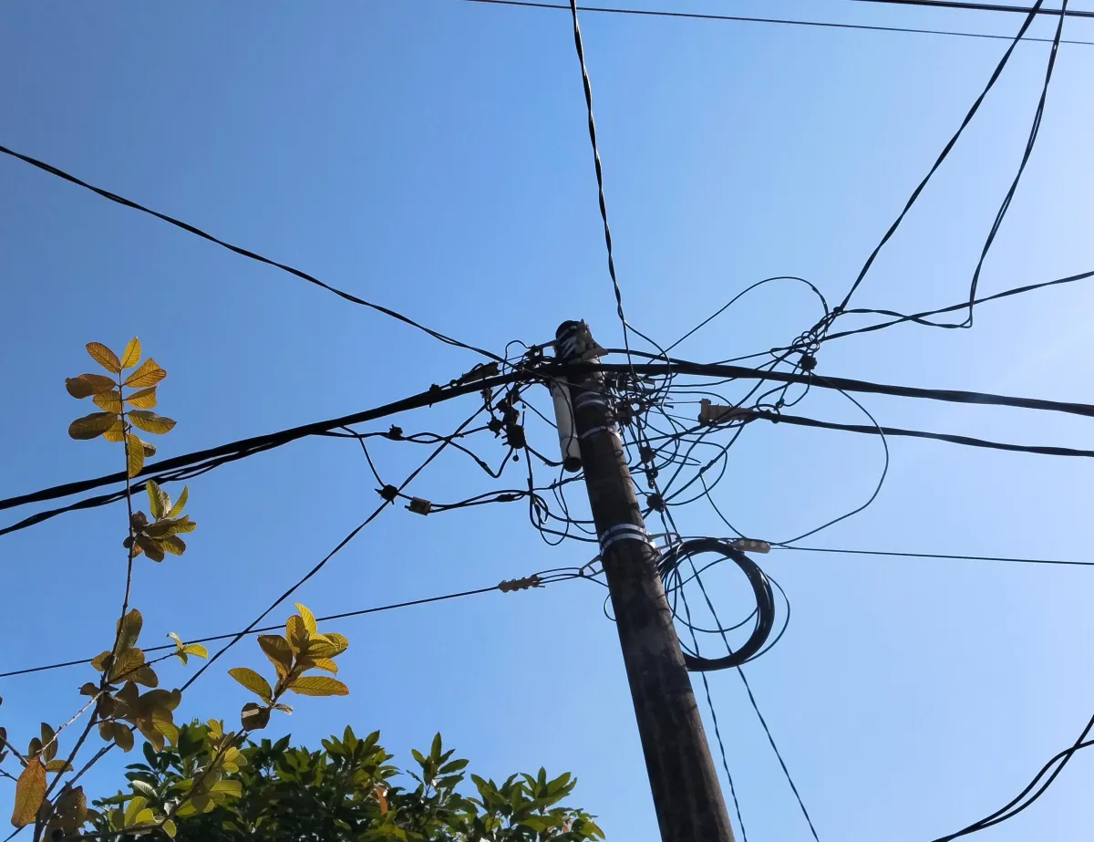Jelang Musim Hujan, Warga Desa Dulang Sampang Minta PLN Segera Perbaiki Kabel Bergelantungan