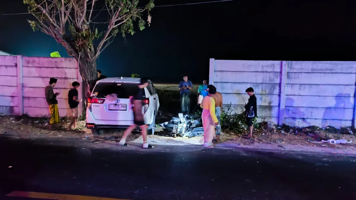 Oleng, Innova Reborn di Camplong Sampang Tabrak Pengendara Motor hingga Dilarikan ke Rumah Sakit