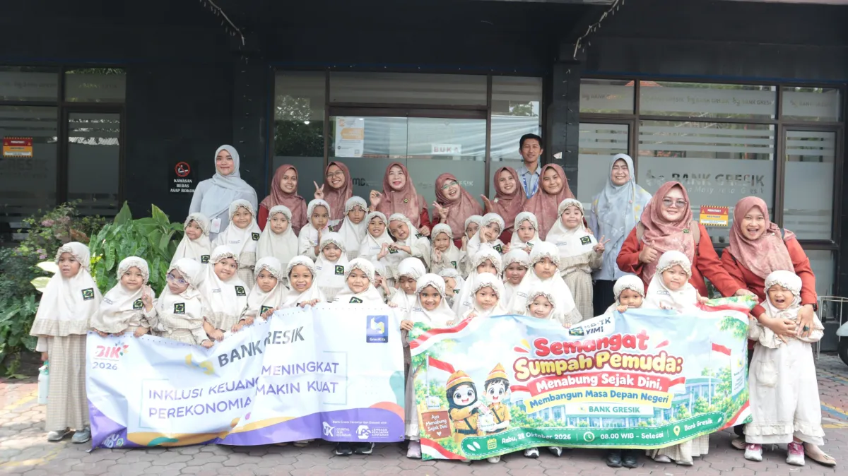 Tanamkan Literasi Keuangan Sejak Dini, Murid KB–TK YIMI Gresik Belajar Jadi Teller dan Nasabah di Bank Gresik