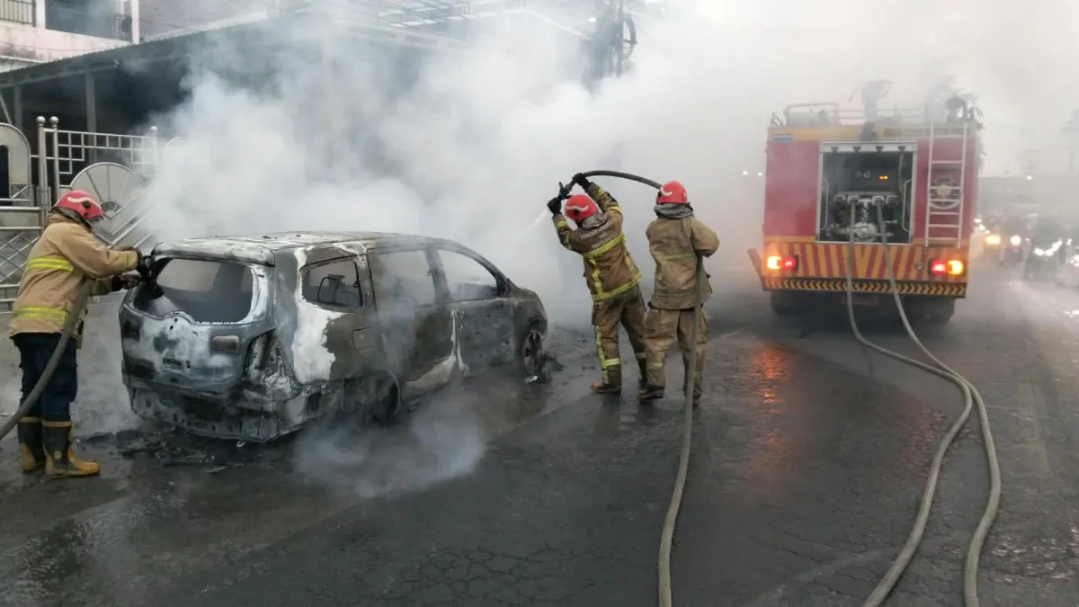 Grand Livina Terbakar di Cerme Gresik Usai Mesin Overheat
