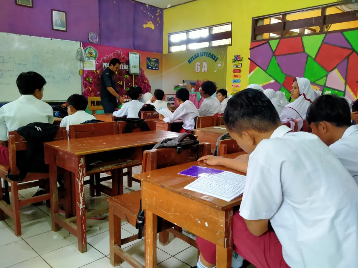 Siswa Kelas 1 dan 2 SD di Sampang Dapat Bantuan Alat Tulis, Dorong Kemampuan Menulis Sejak Dini
