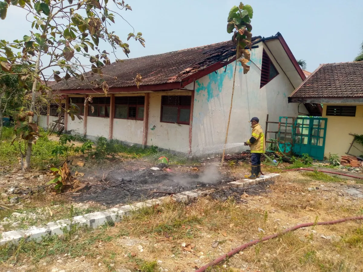 Dua Kebakaran Terjadi di Gresik dalam Sehari, Sisa Pembakaran Sampah Diduga Picu Api di Sekolah