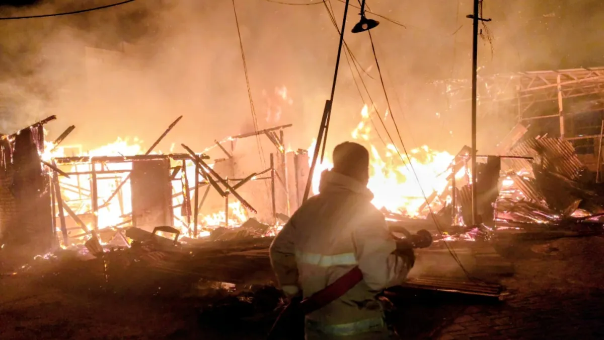 Kebakaran Gudang Serbuk Kayu di Kebomas Gresik, Dua Rumah dan Truk Ikut Hangus