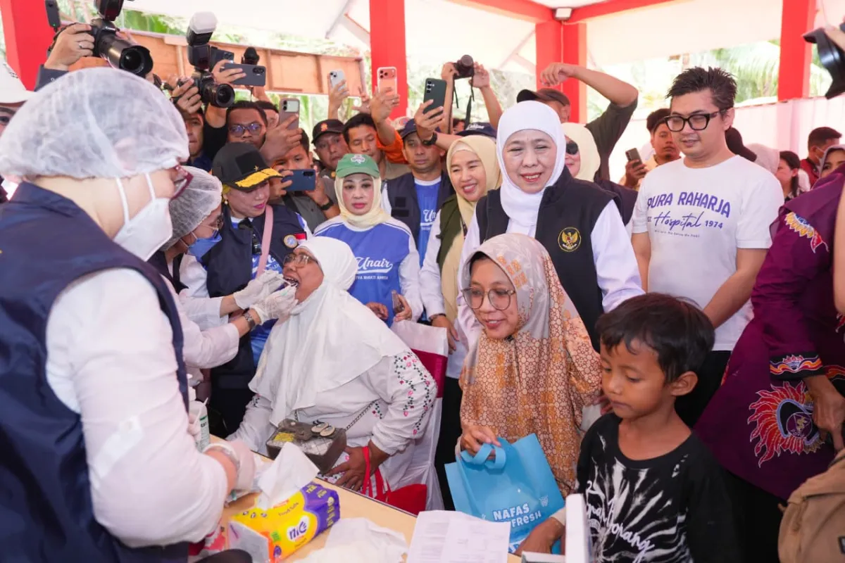 175 Anak Ikuti Khitan Gratis di Pantai Slopeng, Khofifah Perluas Layanan Kesehatan di Sumenep