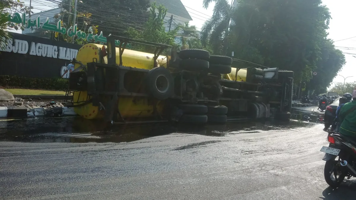 Truk Tangki Terguling di Kebomas Gresik, Cairan Tumpah Bikin Pemotor Terjatuh