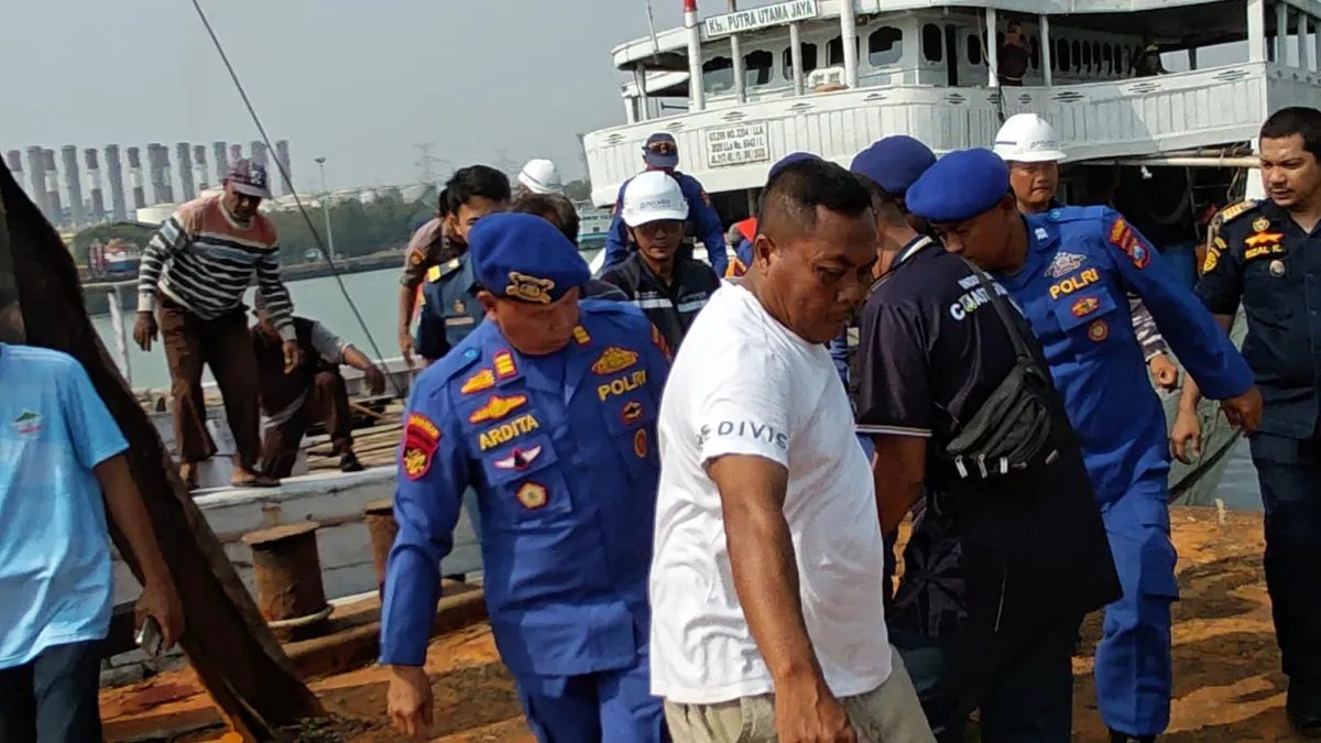 Alami Sesak Napas di Kapal, ABK Dievakuasi Satpolairud Gresik ke Rumah Sakit